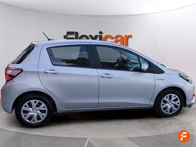 Usado Toyota Yaris Hybrid Active 100 CV (73 kW) 2019 Gris
