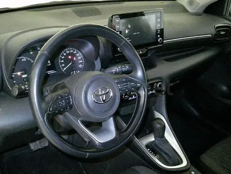 Usado Toyota Yaris Hybrid Active 116 CV (85 kW) 2022 Blanco Berlina