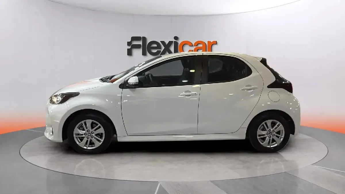 Usado Toyota Yaris Hybrid Active 116 CV (85 kW) 2022 Blanco Berlina