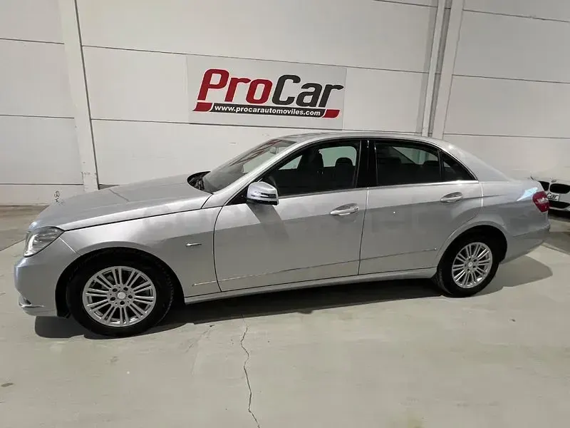 Usado Mercedes E220 Elegance 170 CV (125 kW) 2009 Gris / plata Berlina