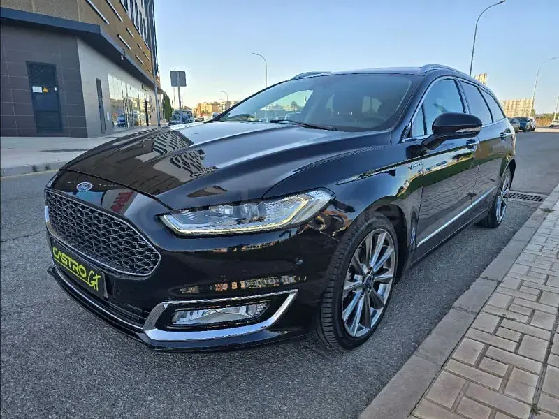 Usado Ford Mondeo Vignale 240 CV (176 kW) 2015 Negro Familiar