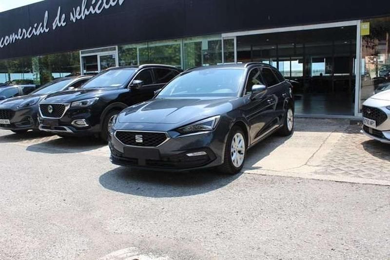 Usado Seat Leon Style 110 CV (80 kW) 2022 Gris Berlina