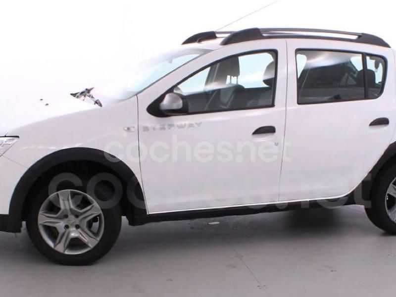 Usado Dacia Sandero Comfort 90 CV (66 kW) 2019 Blanco Utilitario