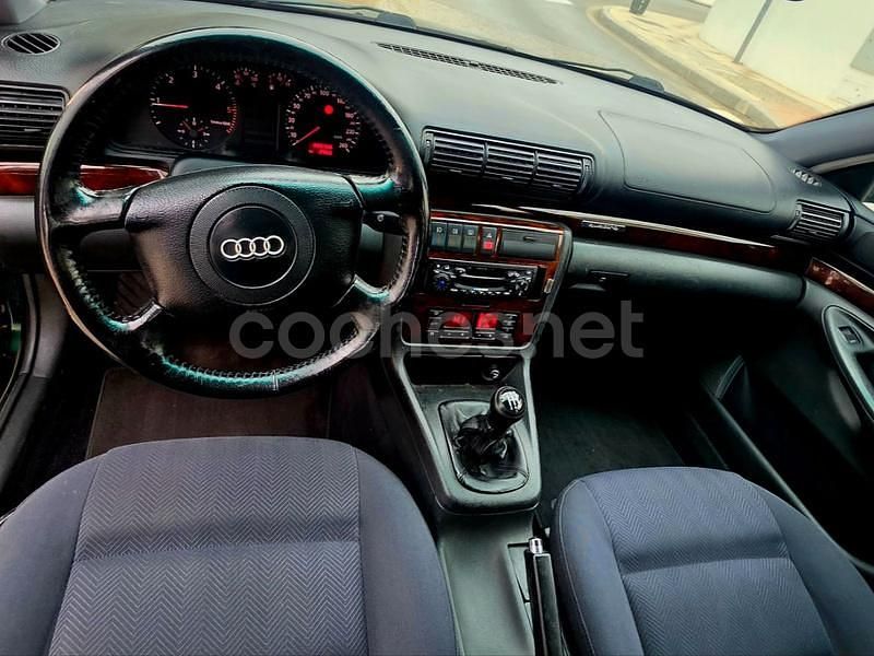 Usado Audi A4 110 CV (80 kW) 1998 Verde Familiar