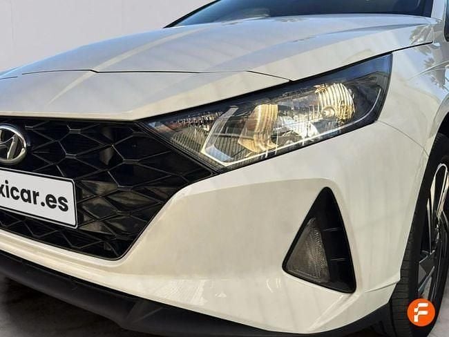 Usado Hyundai i20 100 CV (73 kW) 2022 Blanco Berlina