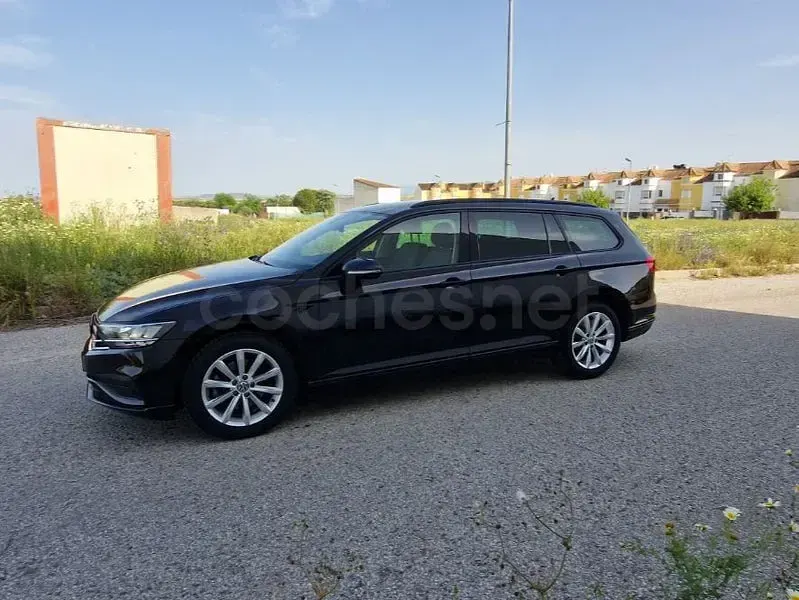 Usado VW Passat 122 CV (89 kW) 2022 Negro Familiar