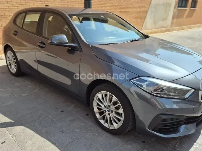 Usado BMW 118 Comfort Edition 140 CV (102 kW) 2021 Gris / plata Berlina