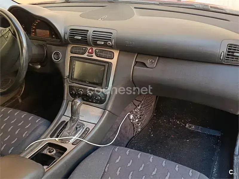 Usado Mercedes C220 143 CV (105 kW) 2004 Rojo Berlina