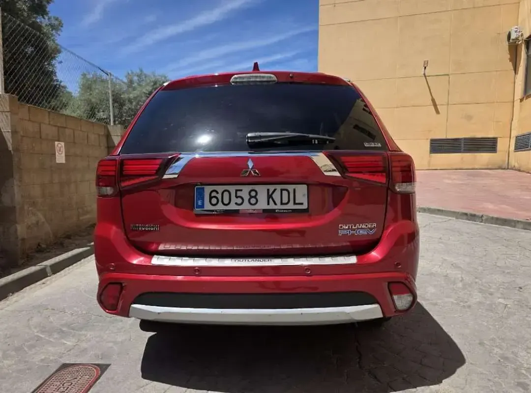 Usado Mitsubishi Outlander P-HEV 203 CV (149 kW) 2017 Rojo SUV