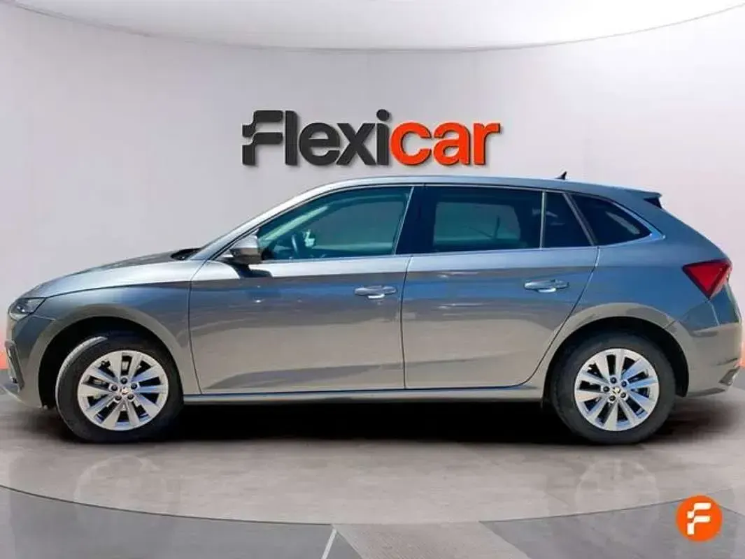 Usado Skoda Scala Selection 116 CV (85 kW) 2024 Gris Utilitario