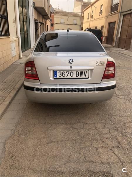 Gris / plata Usado 2002 Skoda Octavia Ambiente Berlina | 2000 € - Imagen 1/2