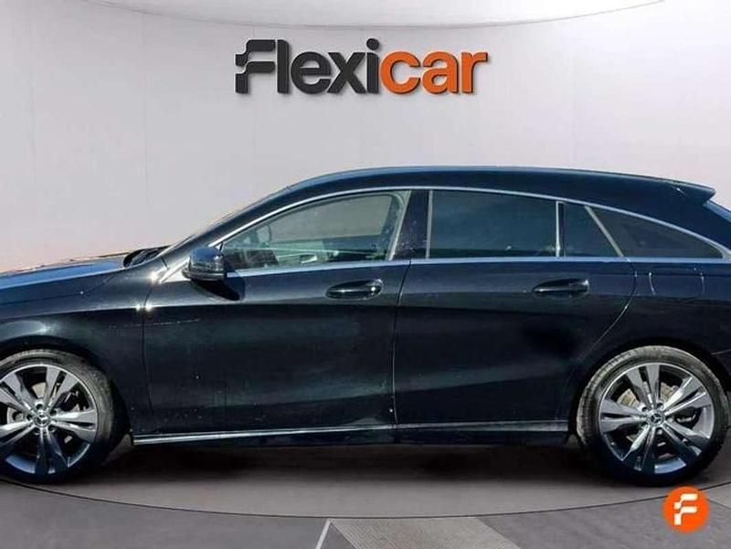 Usado Mercedes CLA220 Shooting Brake 170 CV (125 kW) 2019 Negro Familiar
