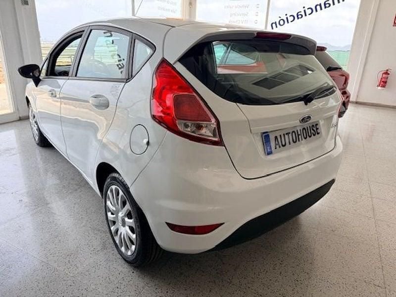 Usado Ford Fiesta Trend 75 CV (55 kW) 2016 Blanco Berlina