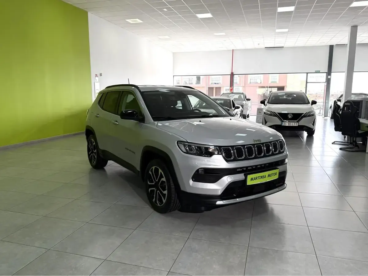 Usado Jeep Compass Limited 130 CV (95 kW) 2023 Plateado SUV