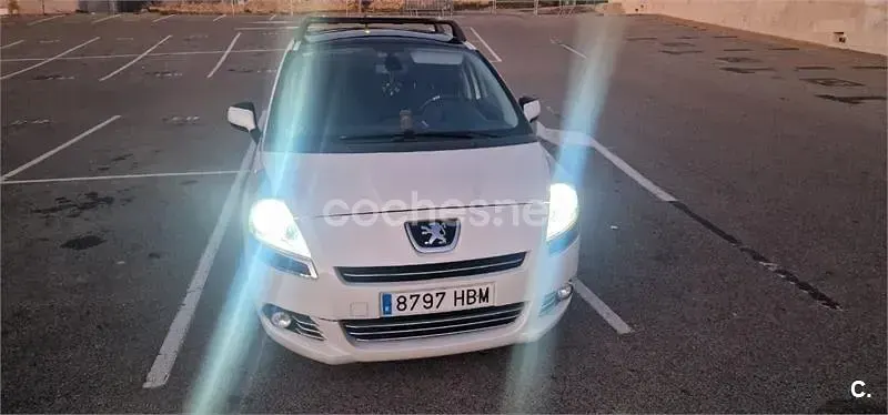 Usado Peugeot 5008 Active 115 CV (84 kW) 2014 Blanco Monovolumen