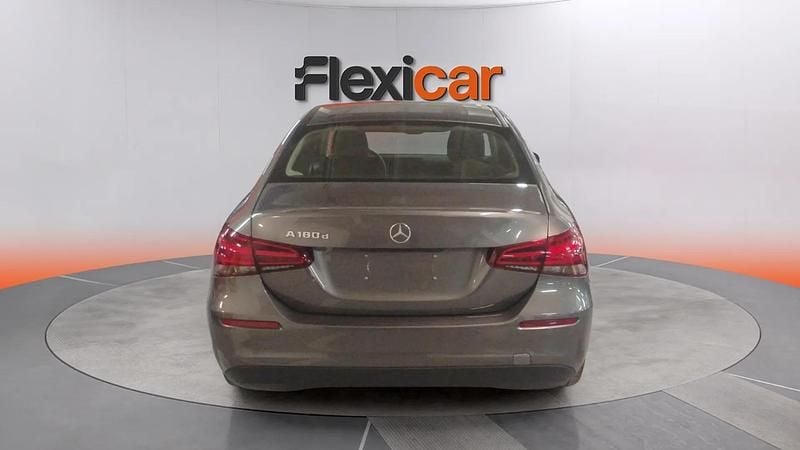 Usado Mercedes A180 116 HP (85 kW) 2020 Cinzento Sedan
