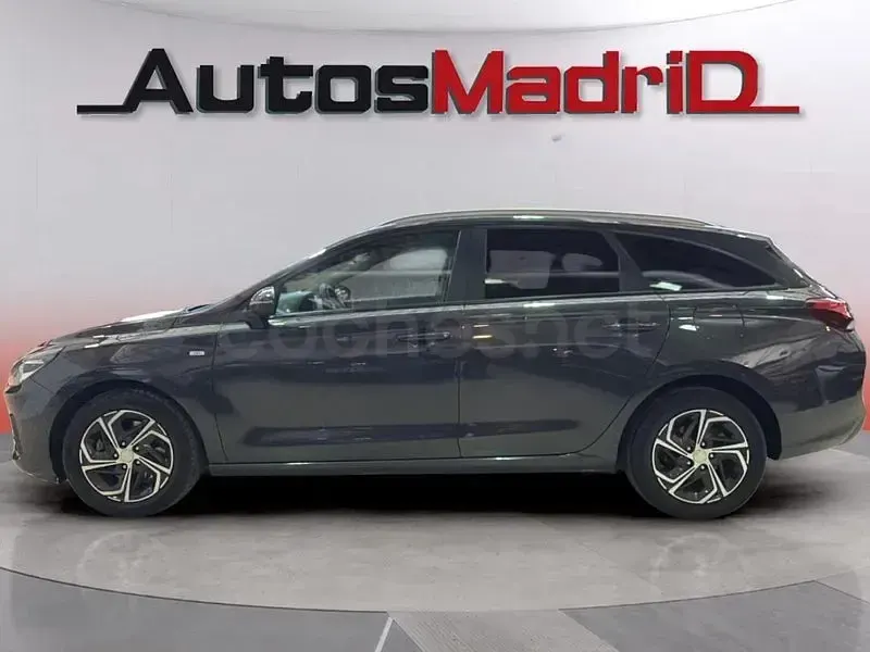 Usado Hyundai i30 120 CV (88 kW) 2021 Gris / plata Familiar