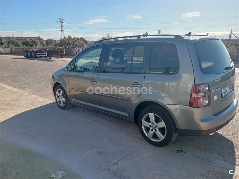 Usado VW Touran Highline 140 CV (102 kW) 2008 Gris / plata Monovolumen