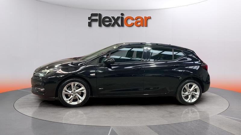 Usado Opel Astra Design & Tech 110 CV (80 kW) 2021 Negro Utilitario