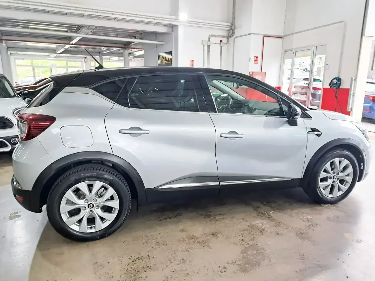 Usado Renault Captur Zen 160 CV (117 kW) 2022 Gris / plata SUV