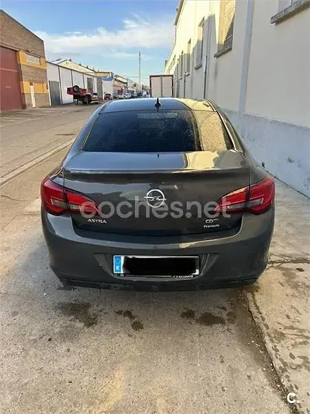 Usado Opel Astra Selective 136 CV (100 kW) 2015 Gris / plata Berlina