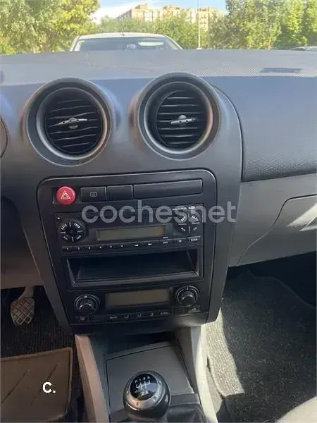 Usado Seat Cordoba Reference 100 CV (73 kW) 2006 Gris / plata Berlina