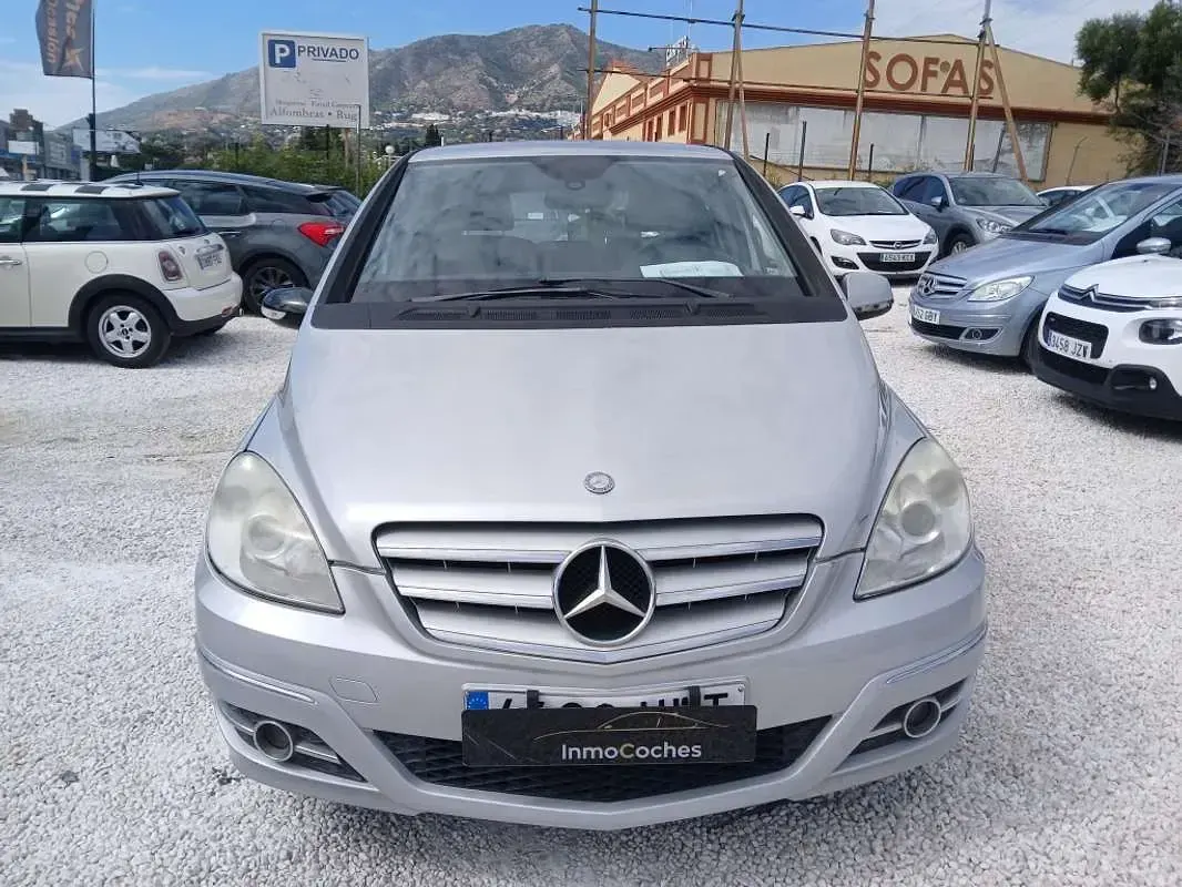 Usado Mercedes B180 109 CV (80 kW) 2011 Gris Utilitario