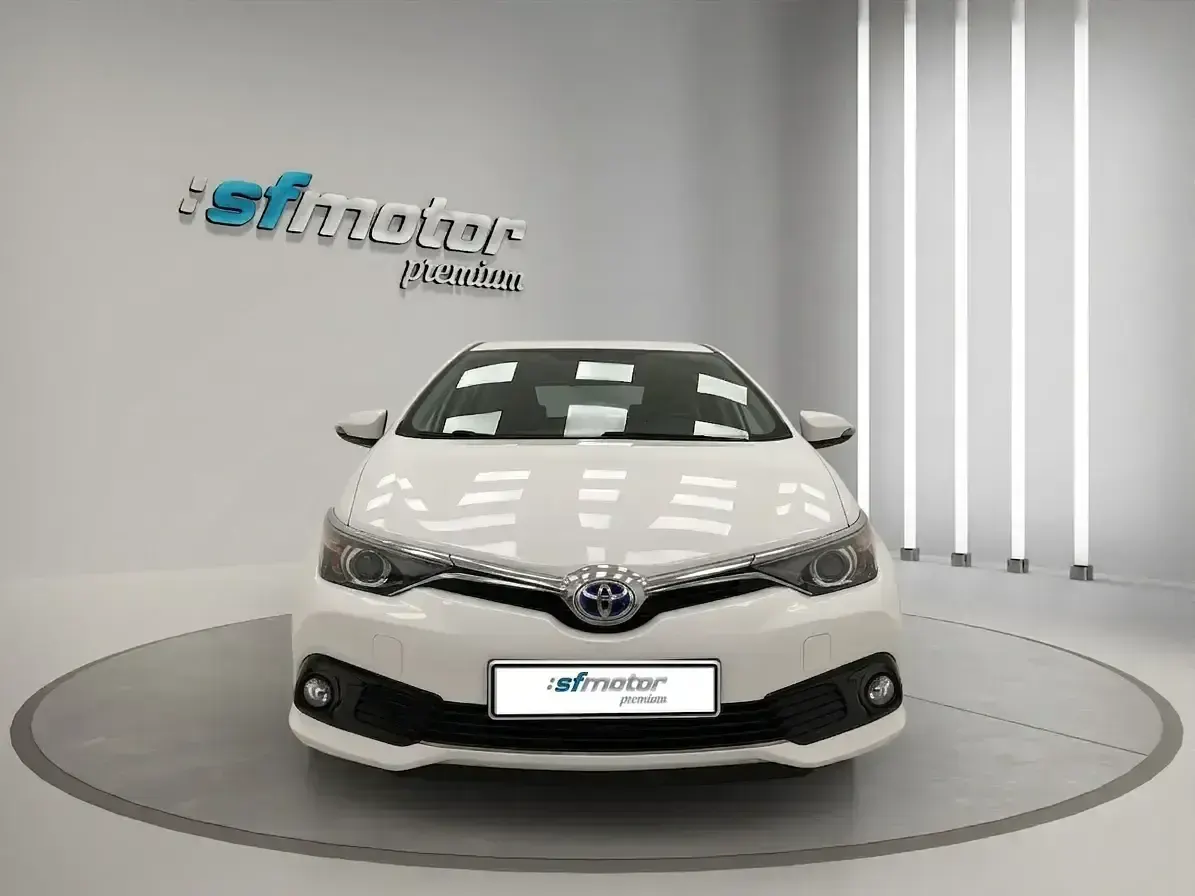 Usado Toyota Auris Hybrid Business Edition 136 CV (100 kW) 2018 Blanco Berlina
