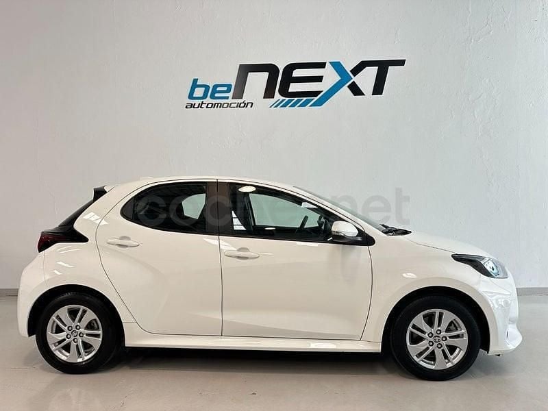 Käytetty Toyota Yaris Hybrid Business Edition 116 HP (85 kW) 2022 Valkoinen Sedan