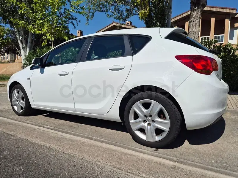 Usado Opel Astra Essentia 100 CV (73 kW) 2011 Blanco Berlina