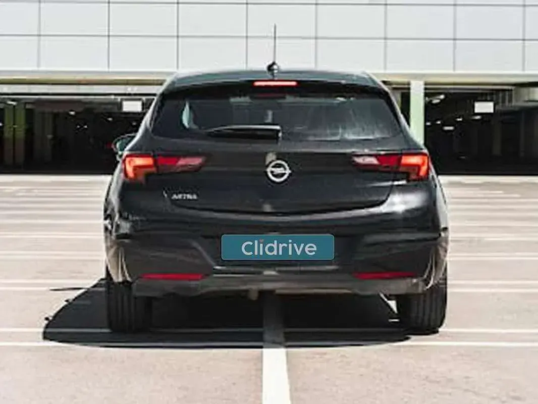 Usado Opel Astra Selective 105 CV (77 kW) 2018 Negro Utilitario