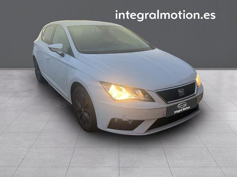 Usado Seat Leon Style 130 CV (95 kW) 2020 Blanco Berlina