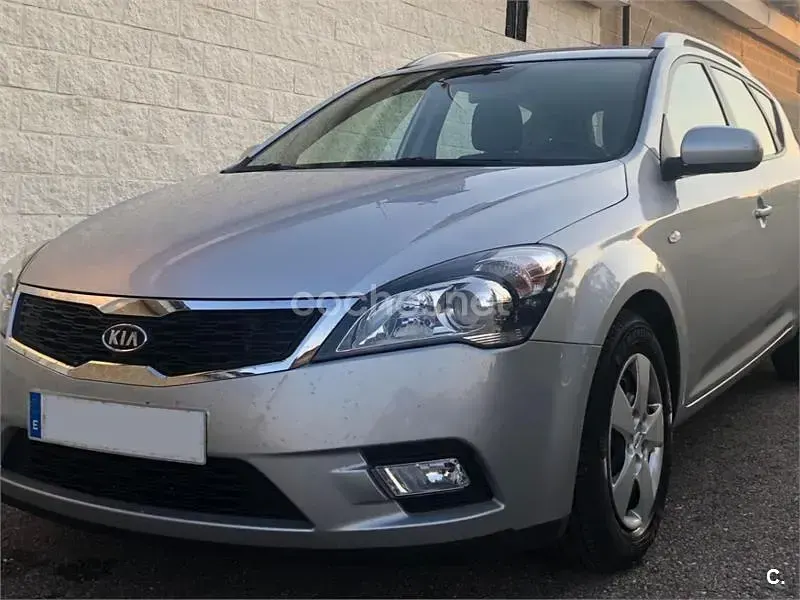 Usado Kia Ceed 90 CV (66 kW) 2011 Gris / plata Utilitario