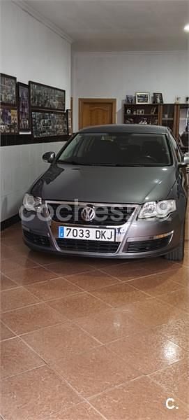 Usado VW Passat Advance 105 CV (77 kW) 2005 Gris / plata Berlina