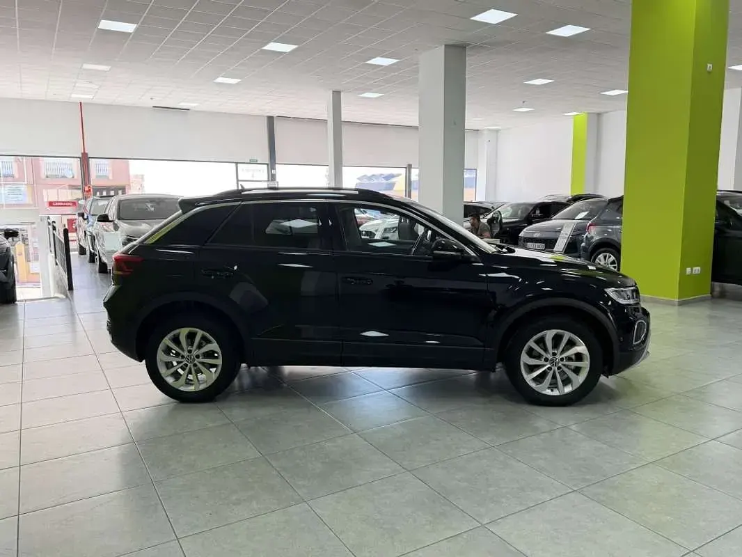 Usado VW T-Roc Life 116 CV (85 kW) 2025 Negro SUV