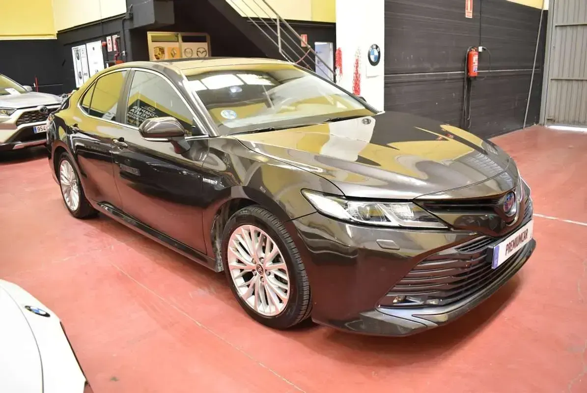 Usado Toyota Camry Business Edition 218 CV (160 kW) 2020 Gris Berlina