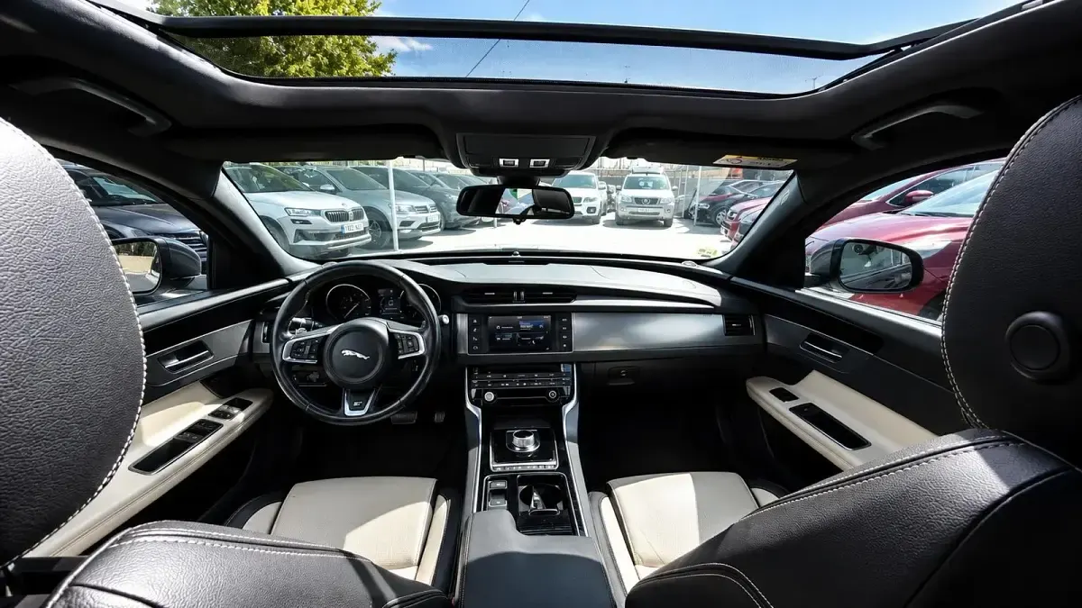 Usado Jaguar XF Prestige 180 CV (132 kW) 2016 Gris Berlina