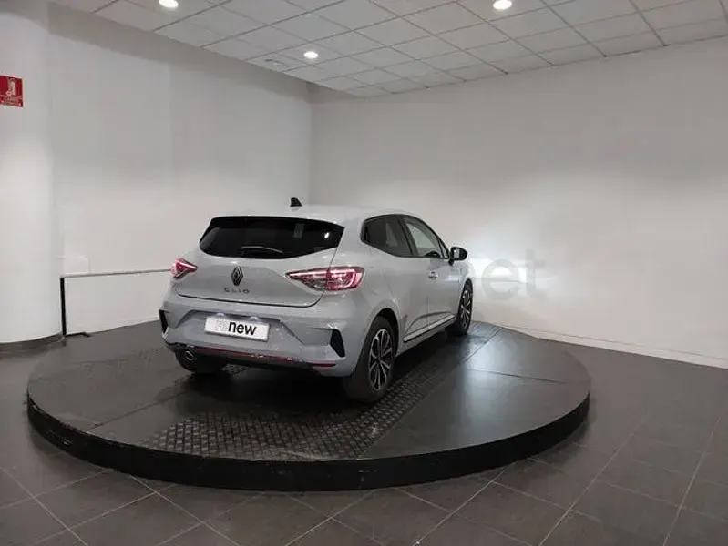 Usado Renault Clio V Techno 100 CV (73 kW) 2025 Gris / plata Berlina