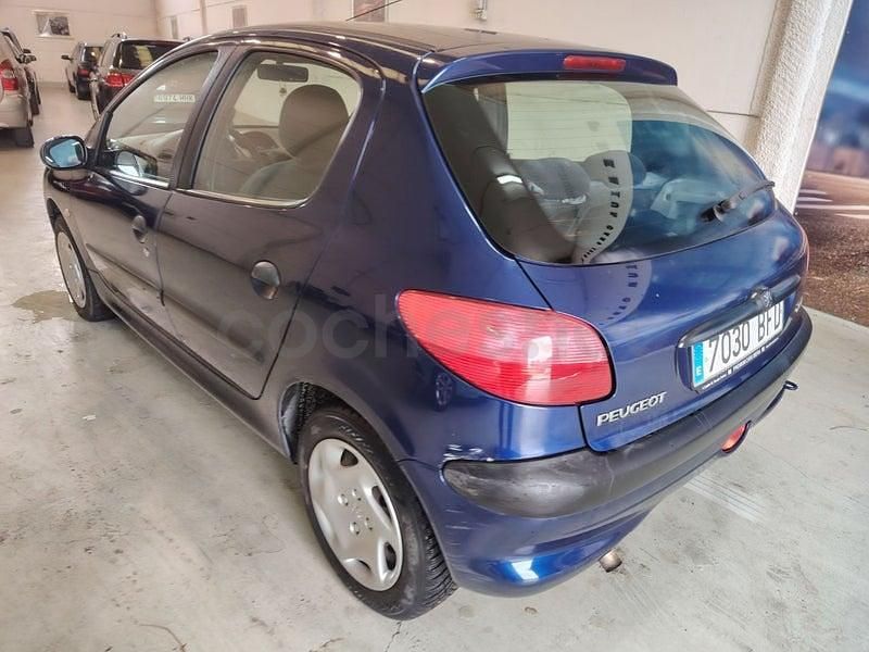 Usado Peugeot 206 70 CV (51 kW) 2001 Azul Berlina