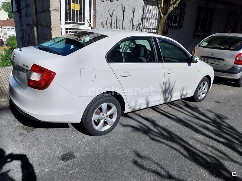 Usado Skoda Rapid Active 105 CV (77 kW) 2014 Blanco Utilitario