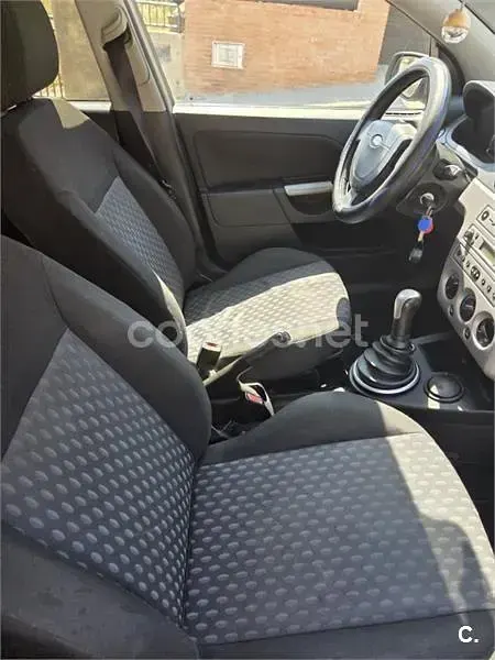 Usado Ford Fiesta 68 CV (50 kW) 2005 Gris / plata Utilitario