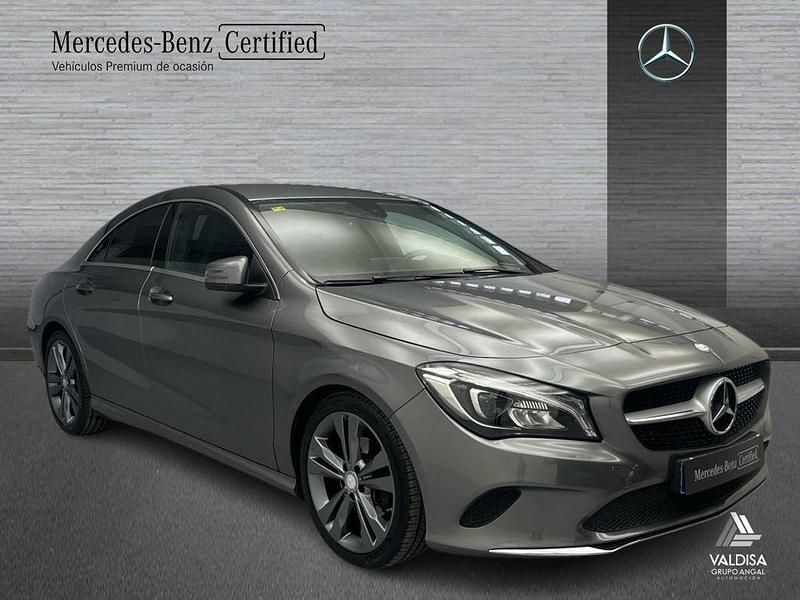 Usado Mercedes CLA200 Urban 136 CV (100 kW) 2017 Gris / plateado Berlina