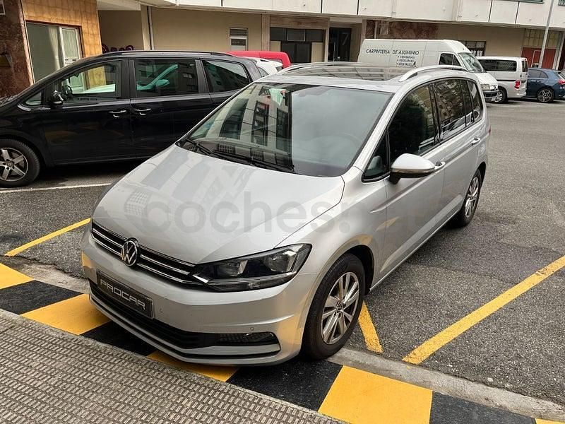 Usado VW Touran Advance 122 CV (89 kW) 2021 Gris / plata Monovolumen