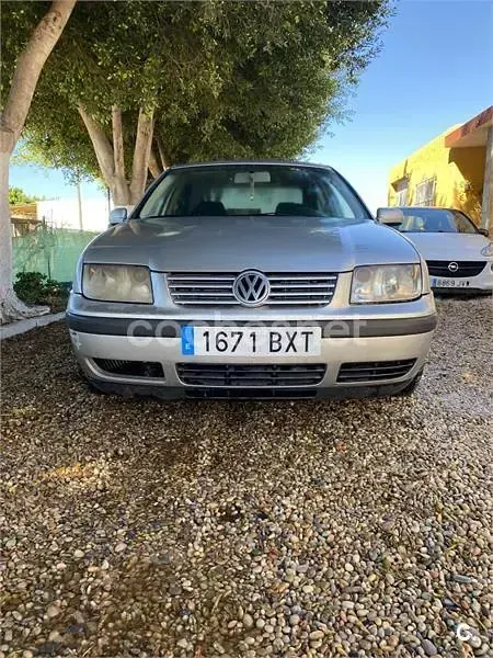 Usado VW Bora Highline 115 CV (84 kW) 2002 Gris / plata Berlina