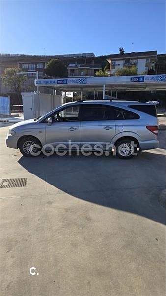 Usado Ssangyong (KGM) Rodius 165 CV (121 kW) 2007 Gris / plata Monovolumen