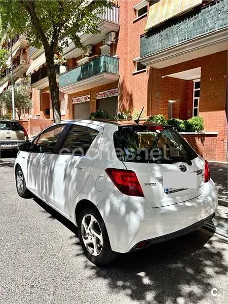 Usado Toyota Yaris Hybrid Active 100 CV (73 kW) 2015 Blanco Berlina