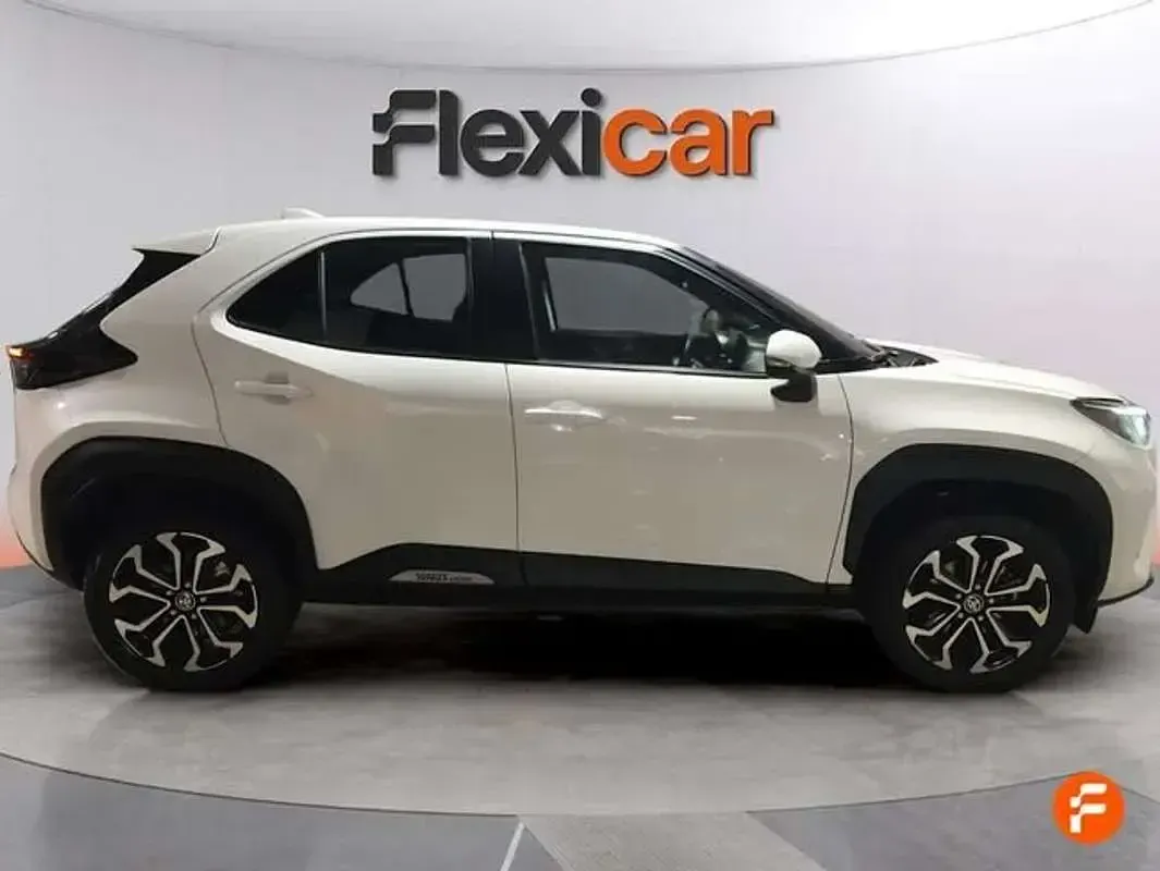 Begagnad Toyota Yaris Cross Active 116 HK (85 kW) 2024 Vit SUV
