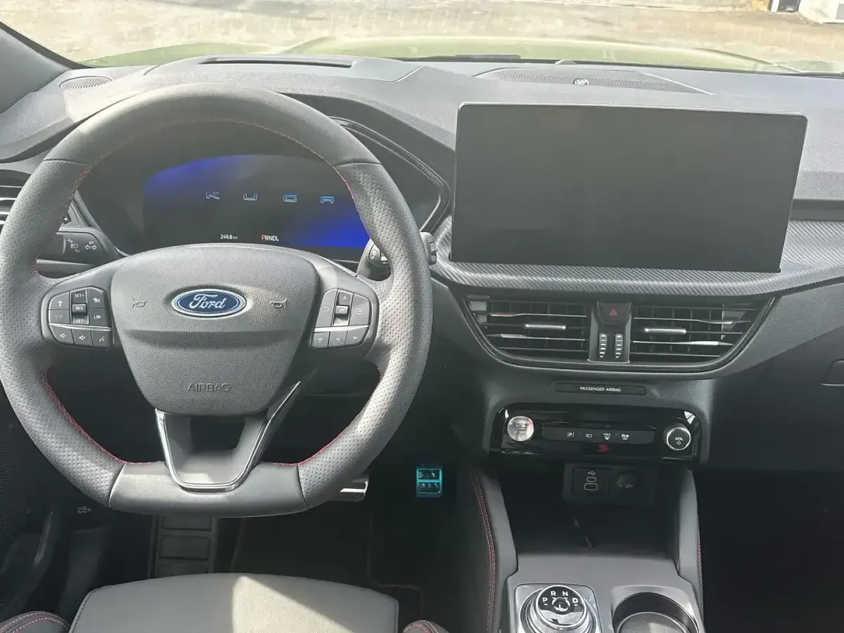 Usado Ford Kuga ST-Line X 243 CV (178 kW) 2025 Verde bursting (metalizado) SUV