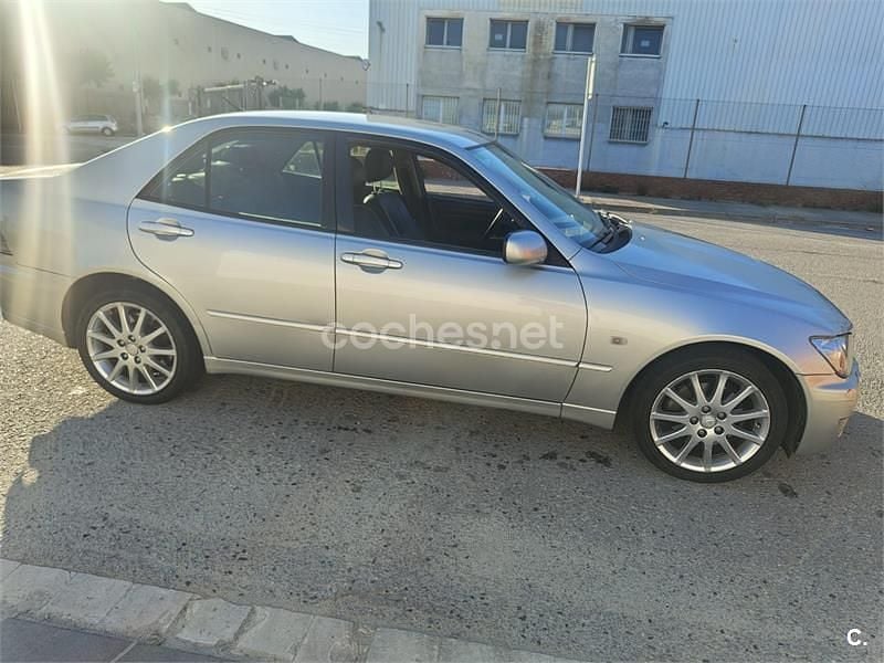 Usado Lexus IS200 155 CV (114 kW) 2005 Gris / plata Berlina