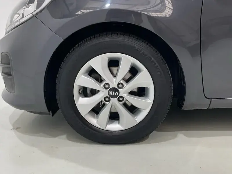 Usado Kia Rio 84 CV (61 kW) 2017 Gris Berlina